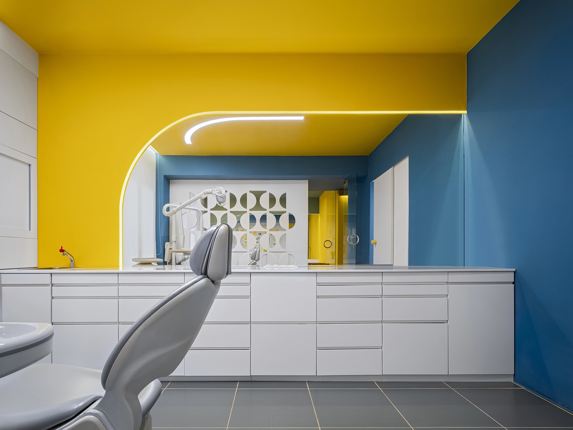 Periometry dental office interior